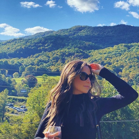 Profile Picture of Juliana Saldo (@julianasaldo121) on Poshmark