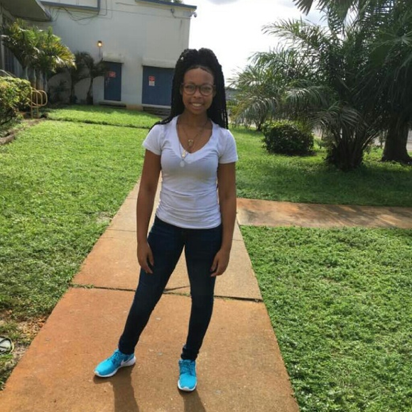 Profile Picture of Queenesther Garrett (@queenieg1) on Poshmark