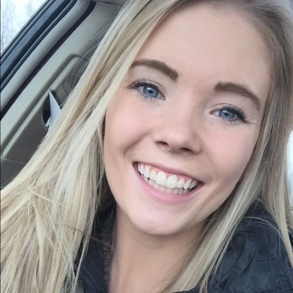 Profile Picture of Christine Leikvold (@christineleiky) on Poshmark