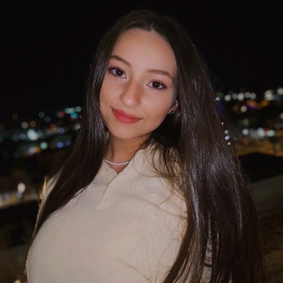 Profile Picture of Alexandra Lax (@alexandralax) on Poshmark