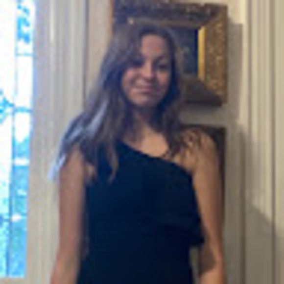 Profile Picture of Caroline Wiginton (@wigintoncl) on Poshmark