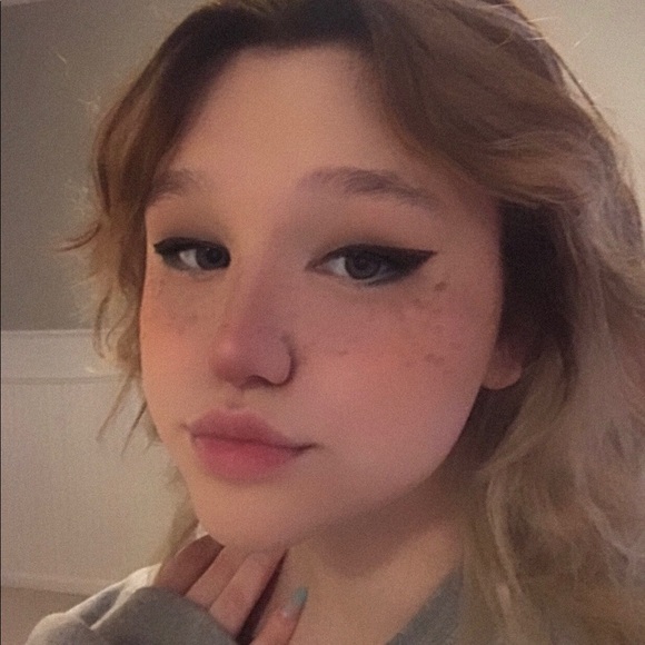 Profile Picture of Bria Wayton (@briawayton) on Poshmark