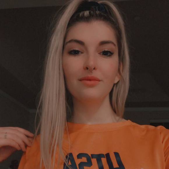Profile Picture of Ellery Holifield (@elleholifield) on Poshmark