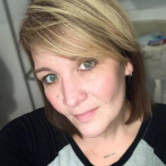 Profile Picture of Amanda Chambers (@mandachambers38) on Poshmark