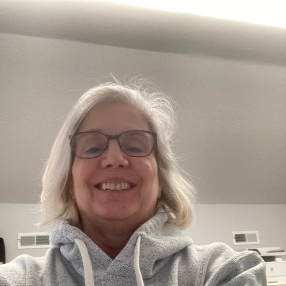 Profile Picture of Jennifer Spalding (@jenniferspaldin) on Poshmark