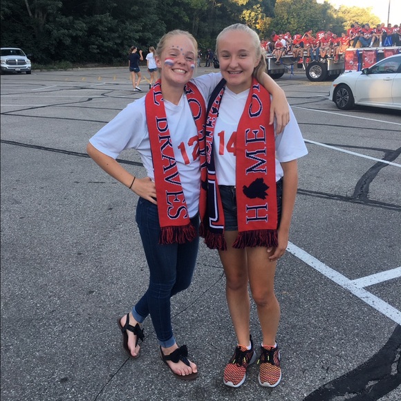 Profile Picture of Amanda Bowling (@mander527) on Poshmark