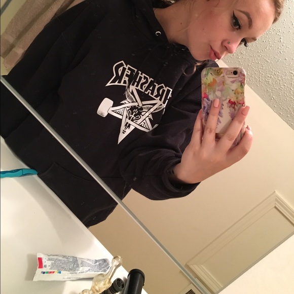 Profile Picture of Carly Steele (@22threadz) on Poshmark