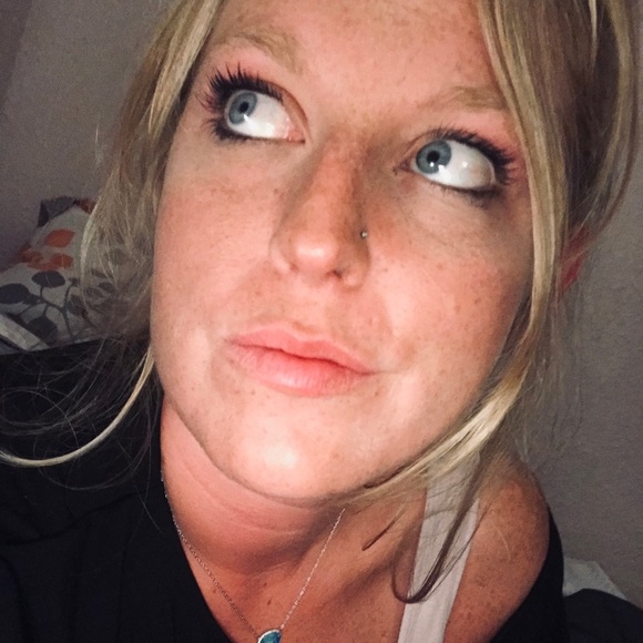 Profile Picture of Rhesa Bulen (@rhesak) on Poshmark