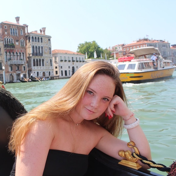 Profile Picture of Whitney Page (@whitneypholland) on Poshmark