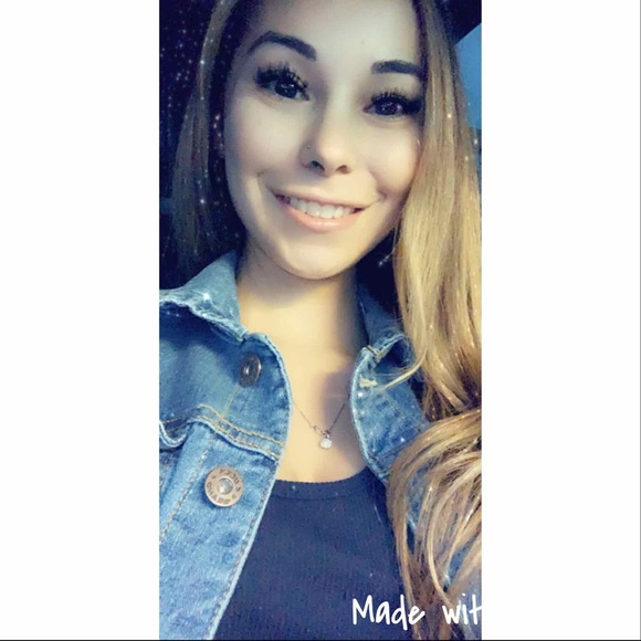 Profile Picture of Estela Blacknell (@estelablackbell) on Poshmark