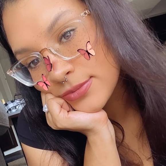 Profile Picture of Ariell Ruff (@ariellruff0813) on Poshmark