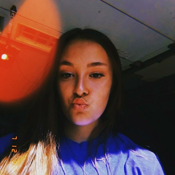 Profile Picture of Hollie Hollingsworth (@hmhollin204) on Poshmark