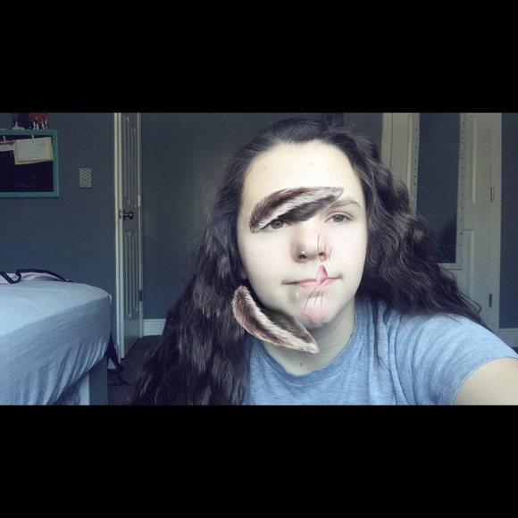 Profile Picture of Andrea Glazar (@andrea_glazar) on Poshmark