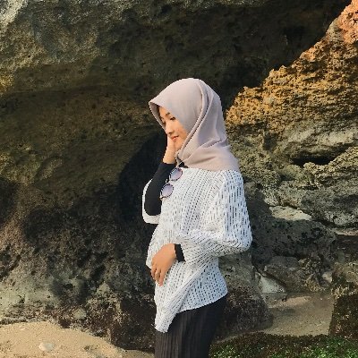 Profile Picture of Akun Ini Milik (@lulukshara) on Twitter