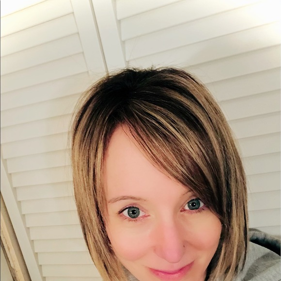 Profile Picture of Michelle Bathgate (@mkbathgate) on Poshmark