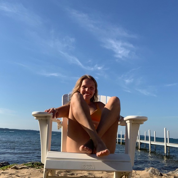 Profile Picture of Ariel Golnick (@arielgolnick) on Poshmark