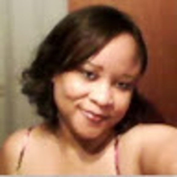 Profile Picture of Valencia Benjamin (@veebenjamin) on Poshmark