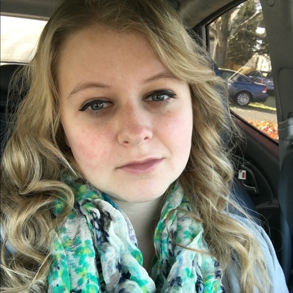 Profile Picture of Samantha Forsyth (@samisyndrome) on Poshmark