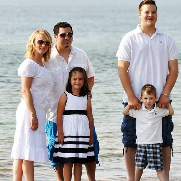 Profile Picture of Ariel Aviles (@lilosalas) on Poshmark