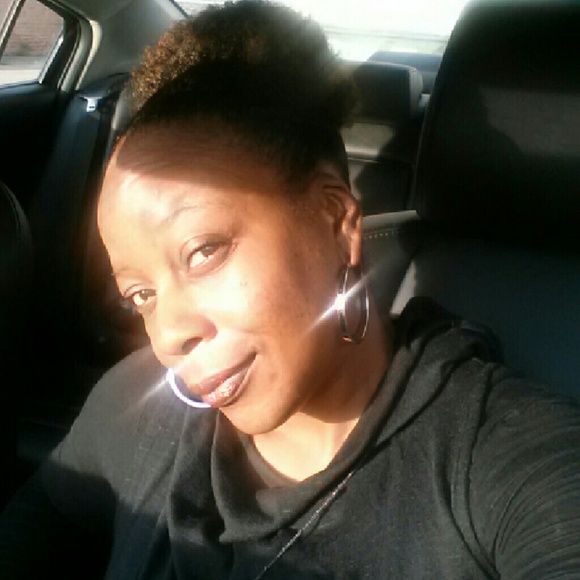 Profile Picture of Cassandra Warren (@cassielwarren) on Poshmark