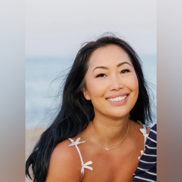 Profile Picture of Aeree Bagnall (@arhee410) on Poshmark