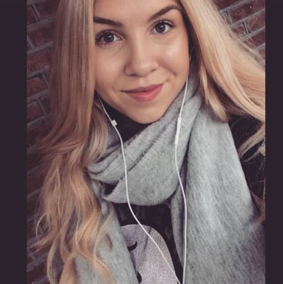 Profile Picture of Emily Coppens (@emilycoppens) on Poshmark