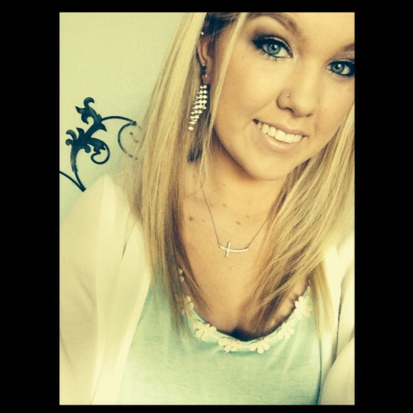 Bailey Manby - Poshmark Profile Picture of Bailey Manby (@ayebails) on Poshmark