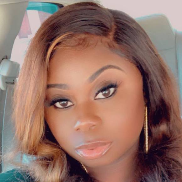Profile Picture of Monique Parrish (@aurkeliap) on Poshmark