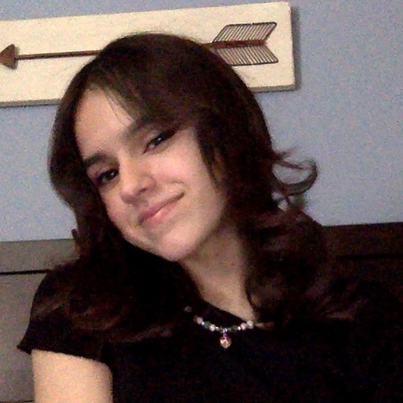 Profile Picture of Taylor Hoyt (@enchantiing) on Poshmark