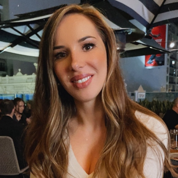 Profile Picture of Kat Petrou (@katpetrou) on Poshmark