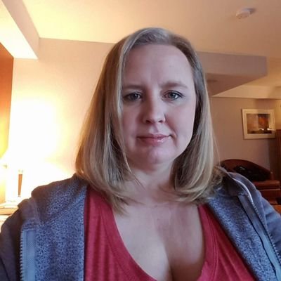 Profile Picture of Jessica Claus (@jessicatinebra) on Twitter