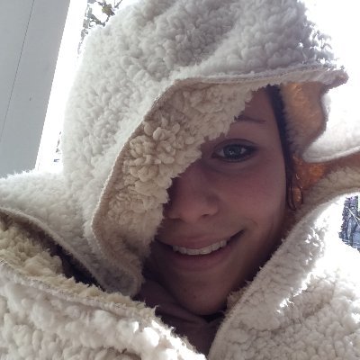 Profile Picture of Mia Simon (@miaesimon) on Twitter