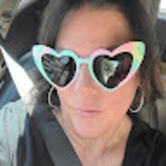 Profile Picture of April Poppen (@aprilpoppen) on Poshmark