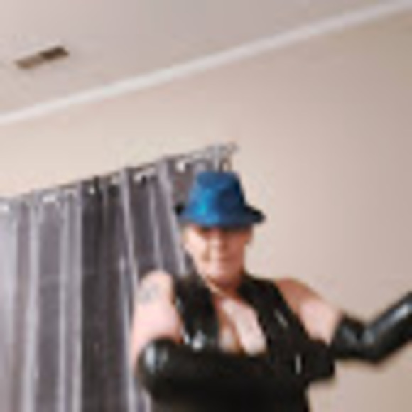 Profile Picture of Roxane Fragale (@roxanefragale42) on Poshmark