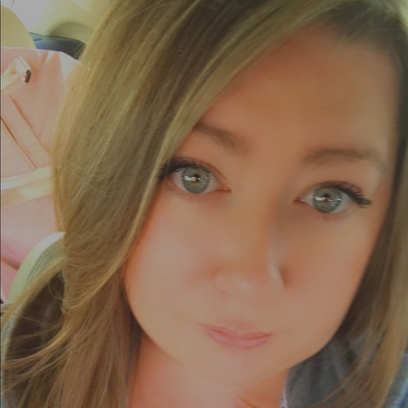 Profile Picture of Caseyann Cota (@caseyannvc) on Poshmark