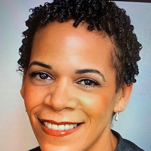 Profile Picture of Amanda Edmonds (@trendsimple) on Poshmark