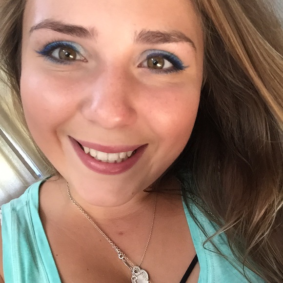 Profile Picture of Dominique Polyniak (@nikirose0929) on Poshmark