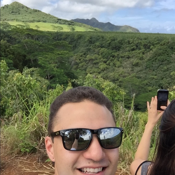 Profile Picture of Alex Mosqueda (@alex__mos) on Poshmark