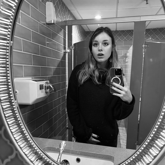 Profile Picture of Phoebe Owen (@phoebeowenn) on Poshmark