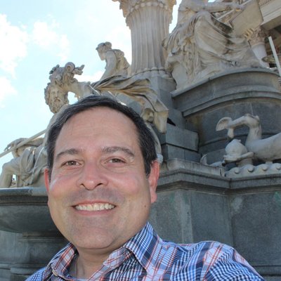 Profile Picture of James Melendez (@JamesTheWineGuy) on Twitter