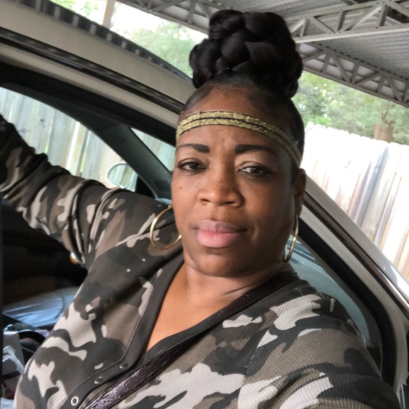 Profile Picture of Yolanda Pompey (@yolandapompey) on Poshmark