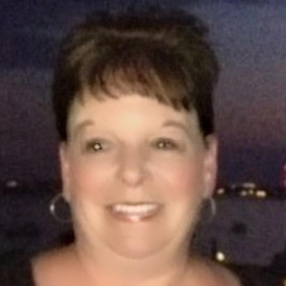 Profile Picture of Pamela Bennett (@pammay05) on Poshmark