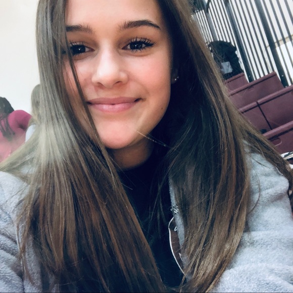 Profile Picture of Karlee Curry (@karlee_curry) on Poshmark