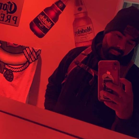 Profile Picture of Andy Gee (@andygee986) on Poshmark