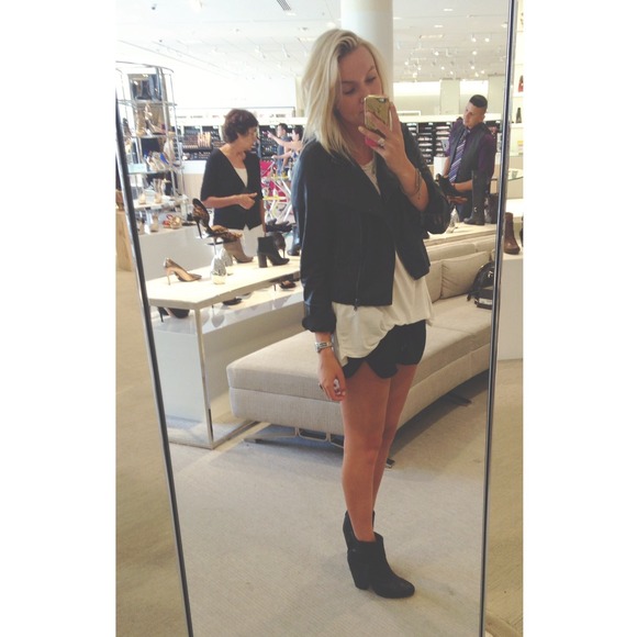 Profile Picture of Kenadi Etherington (@kenadisage) on Poshmark