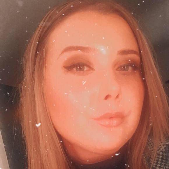 Profile Picture of Delphine Barbeau (@delphinebarbeau) on Poshmark