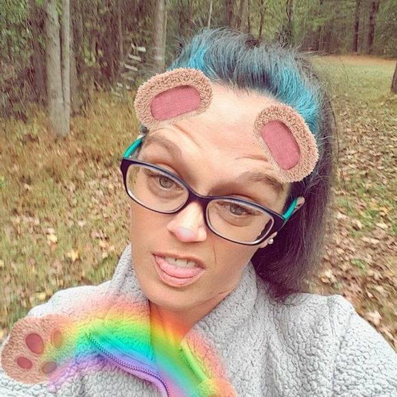 Profile Picture of Renee Kern (@renniekern) on Poshmark