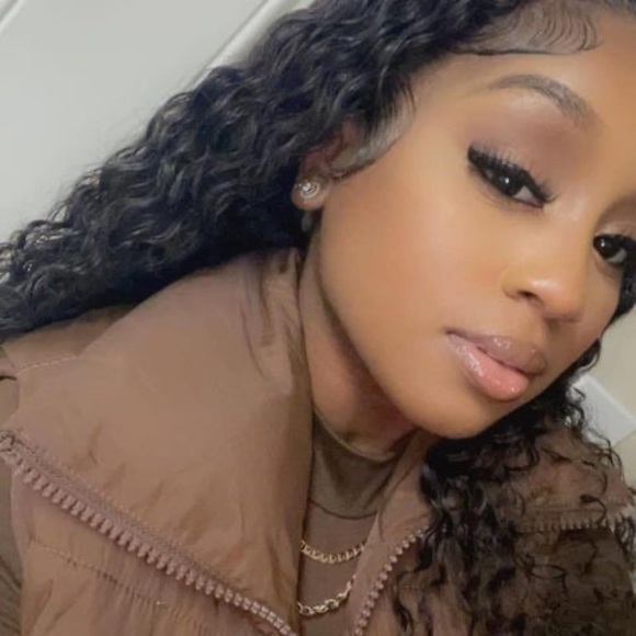 Profile Picture of Whitney Bankston (@whitneybankston) on Poshmark