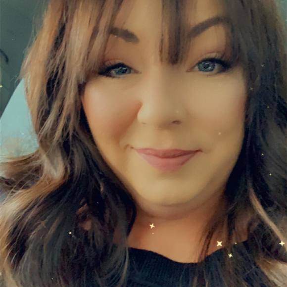 Profile Picture of Lindsay Thooft (@lindsaythooft) on Poshmark