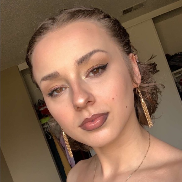 Profile Picture of Julia Cuno (@jcuno95) on Poshmark